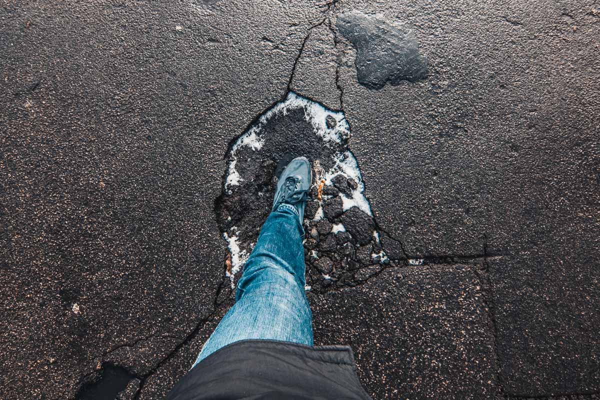 Даже наш оператор споткнулся об яму