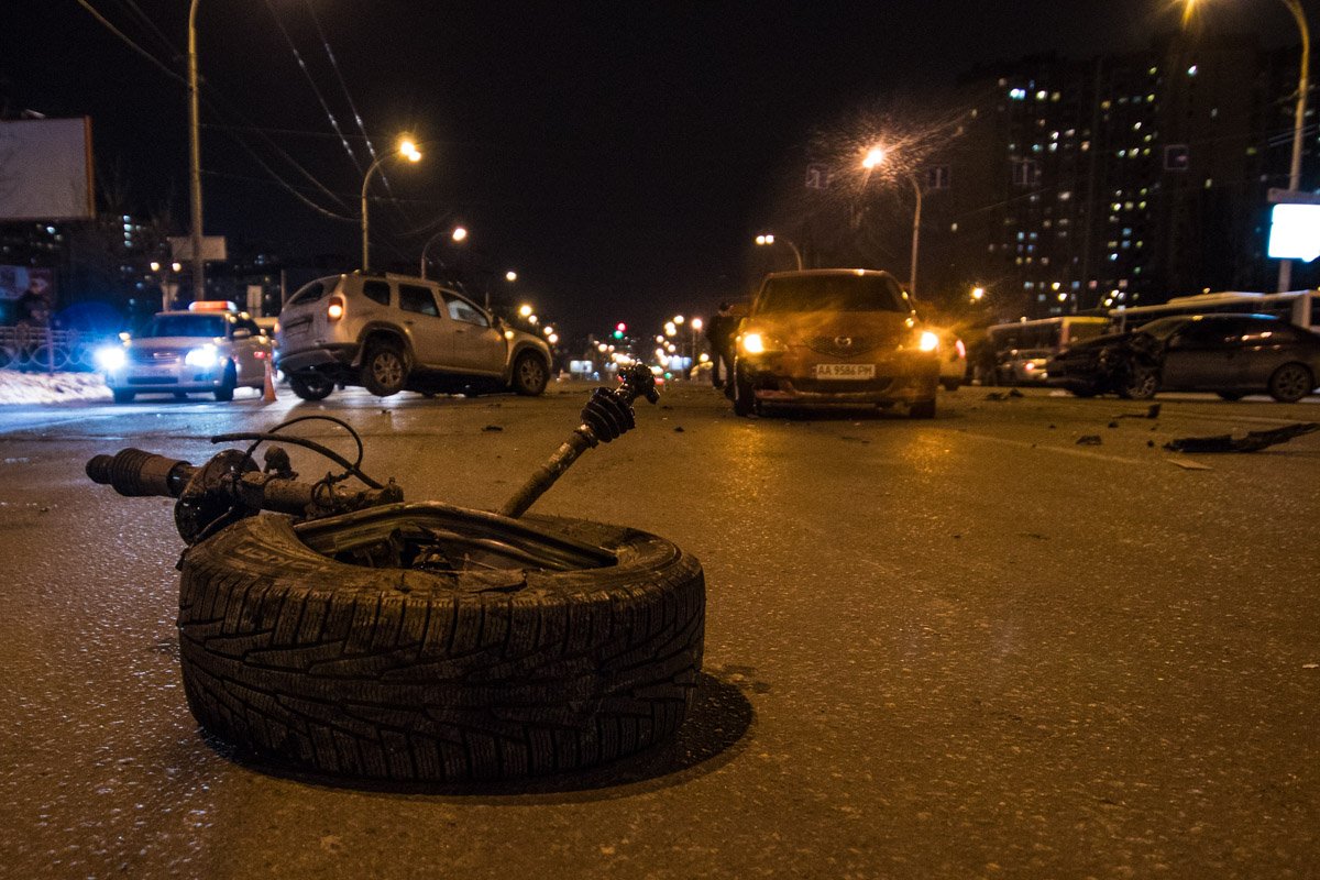 Авто и колесо разлетелись в разные стороны