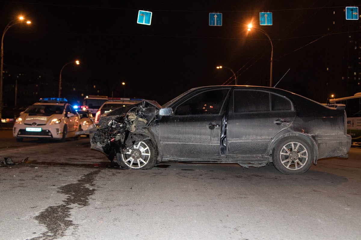 Автомобили развернуло на дороге