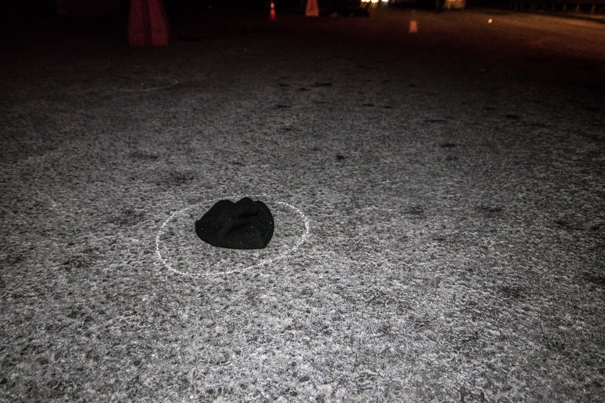 Элементы одежды погибшего разбросаны по дороге 