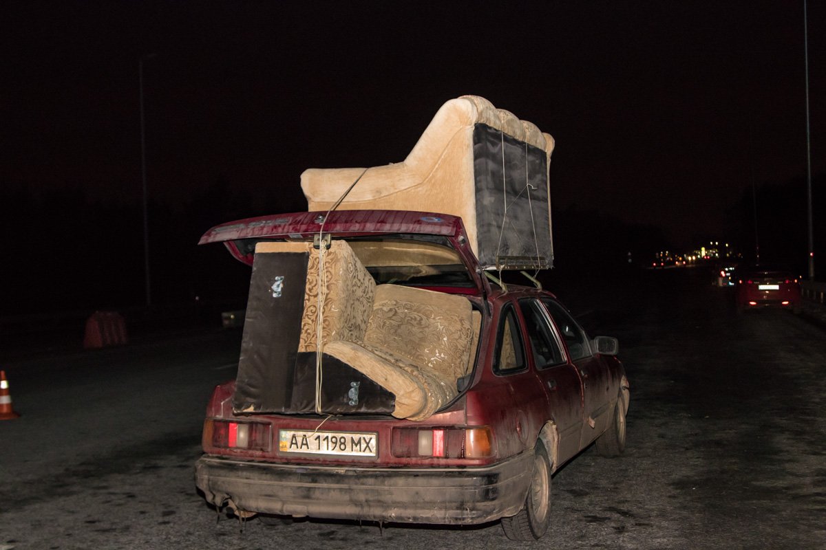 Легковушка везла диваны