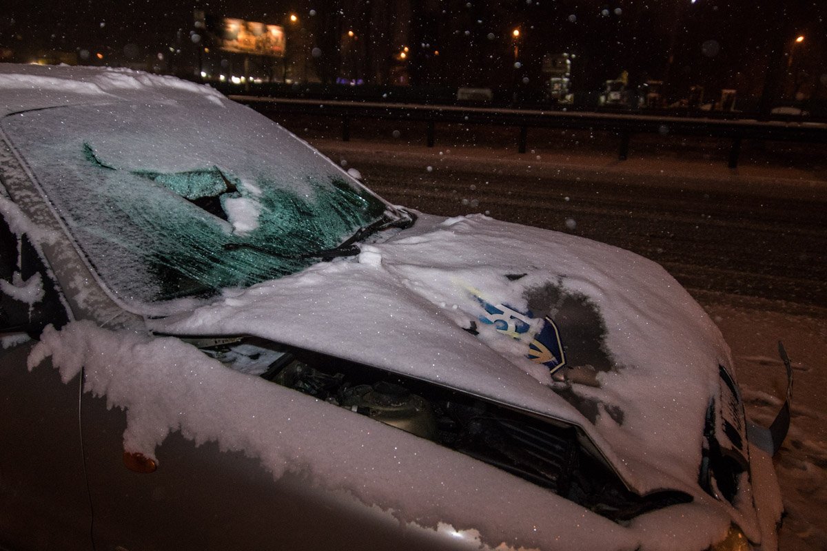 На капоте наклейка герба Украины