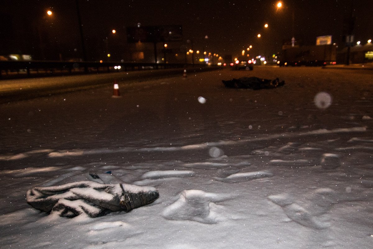 От удара элементы одежды отлетели на несколько метров 