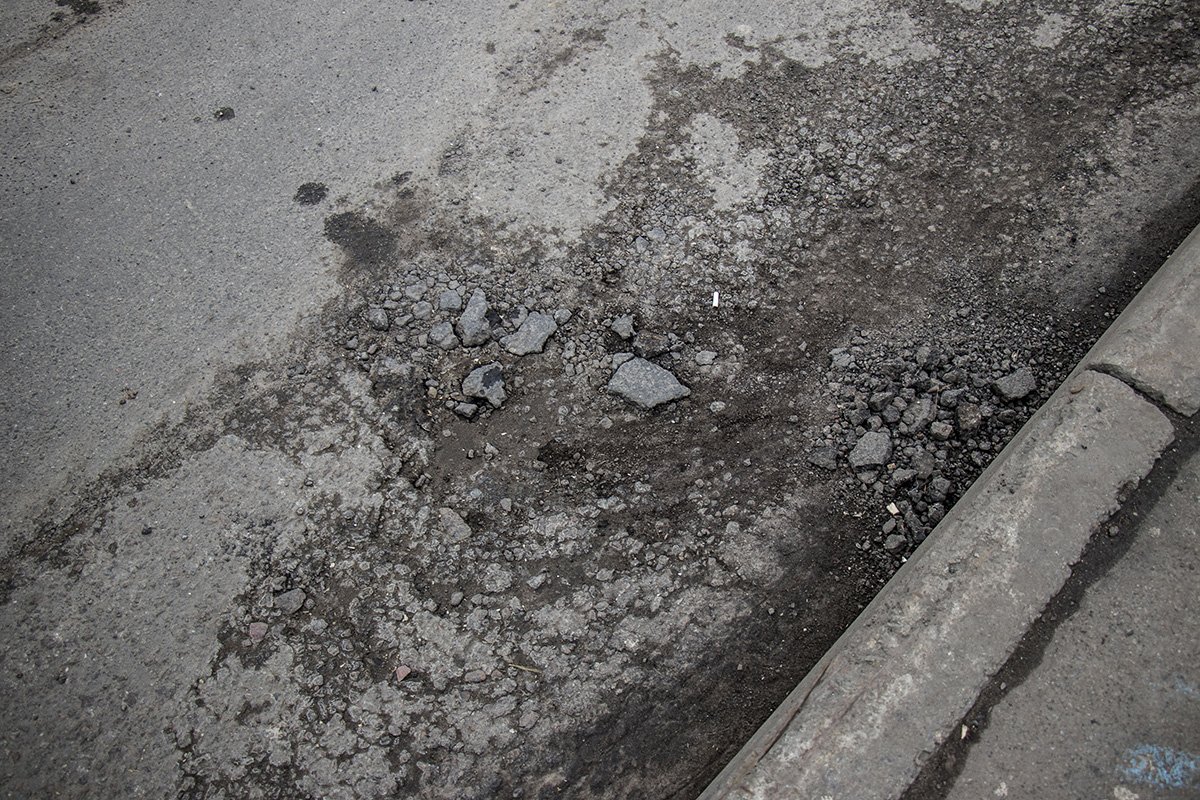Асфальт успел покрошиться