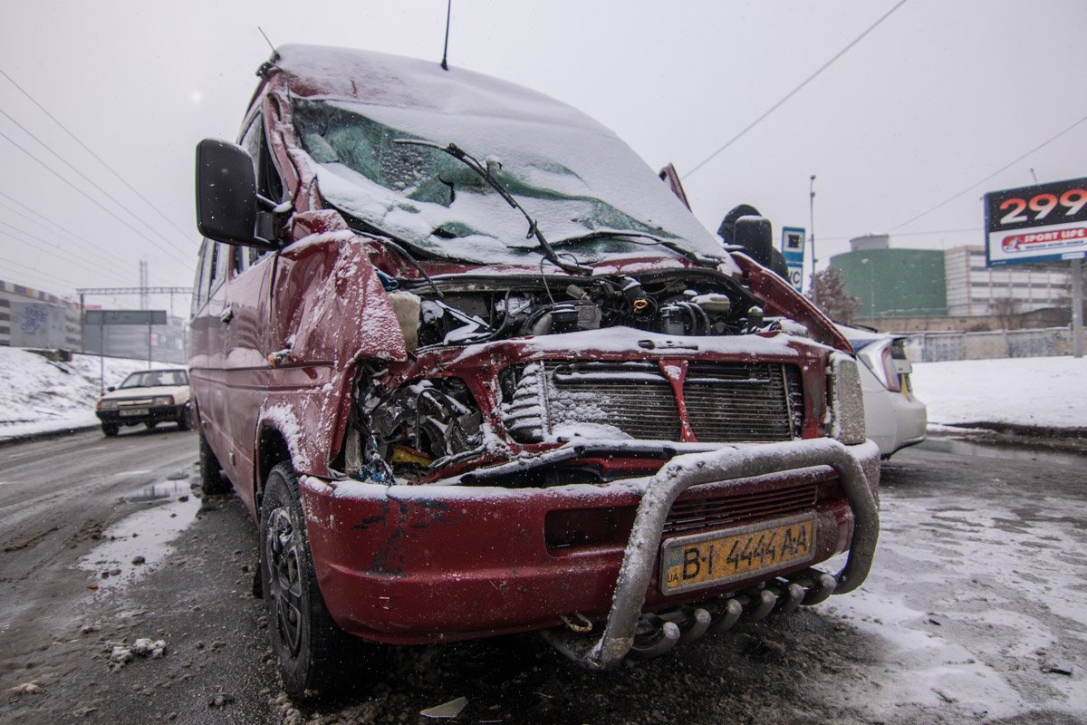 Скорее всего водитель микроавтобуса просто не соблюдал безопасную дистанцию