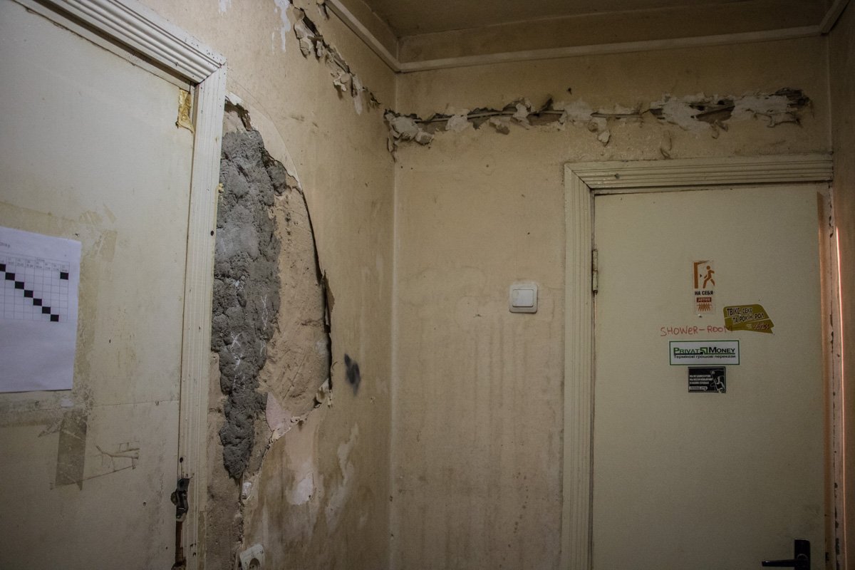 Состояние таких стен - привычная картина для общаг КПИ