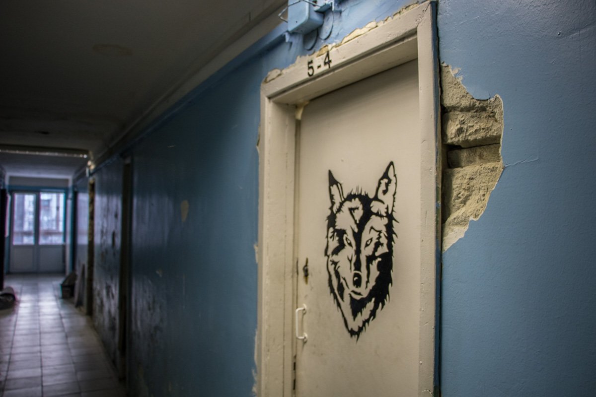 Грустно-синяя безысходность коридора