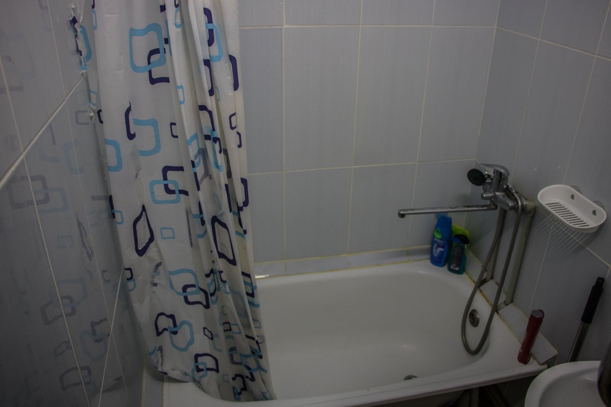 О, чудо! В ванной помыться можно, не любуясь картинами разрушений