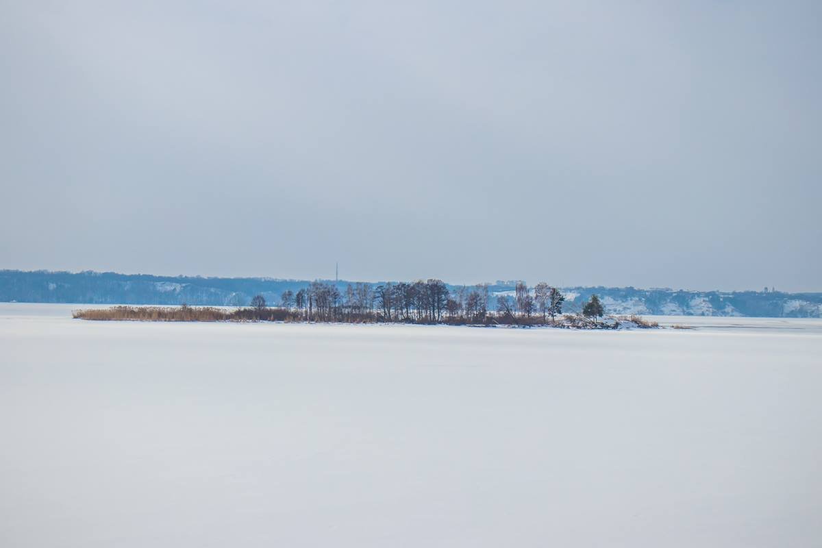 Его площадь составляет 922 квадратных километра