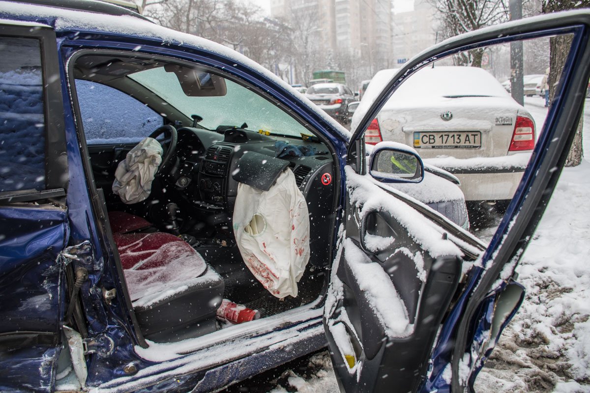 На пассажирской подушке безопасности кровь