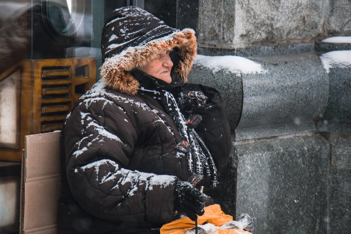 Бабушка наблюдает за городской суетой Бабушка наблюдает за городской суетой