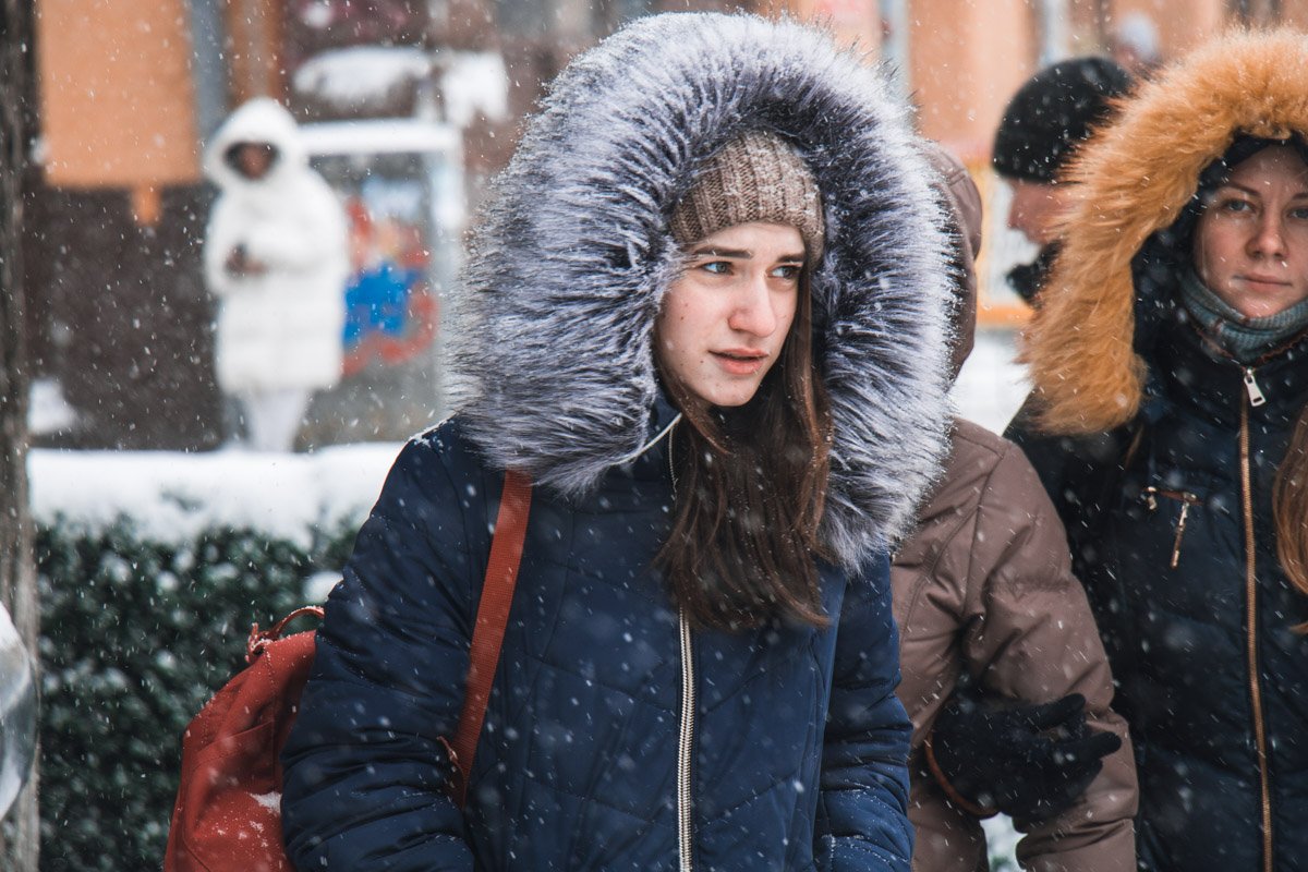 Людей на улица было много Людей на улица было много