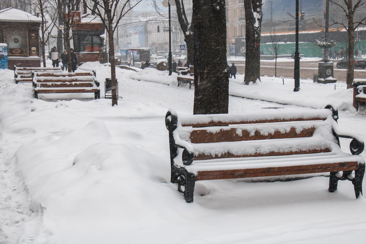 Скамейки стоят без дела Скамейки стоят без дела