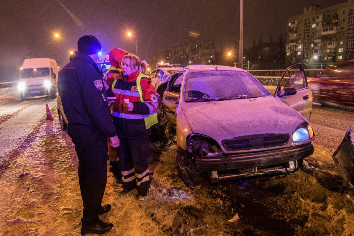 К месту ДТП выехали патрульные и бригада скорой помощи
