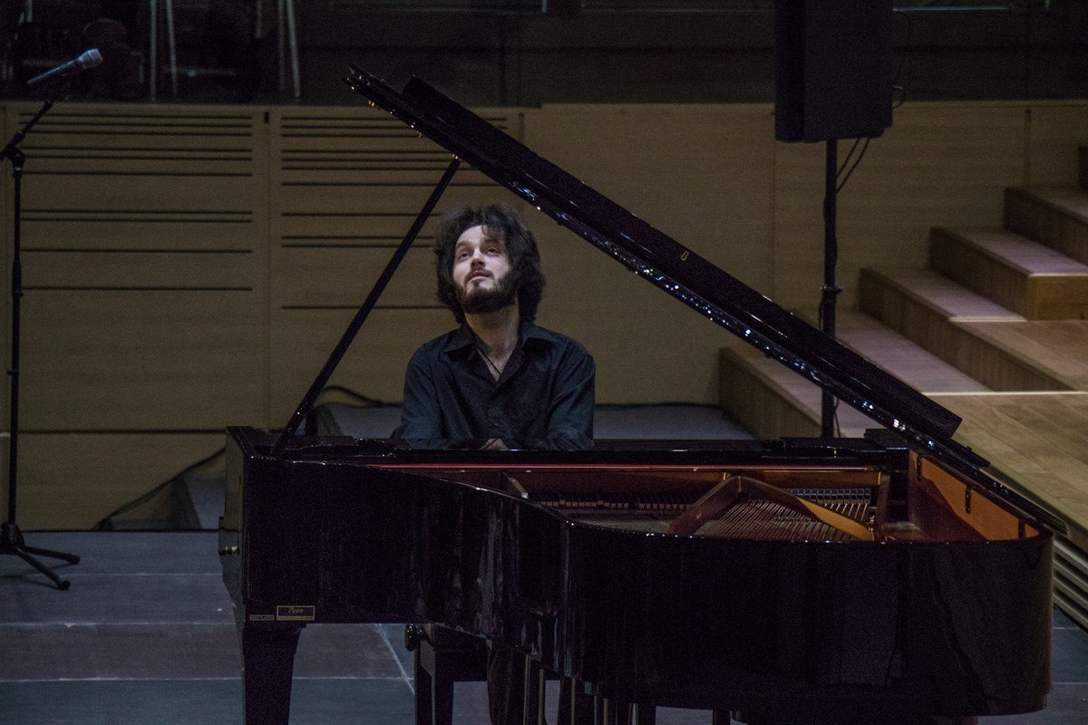 Пианист за роялем исполнил лучшие композиции великого композитора