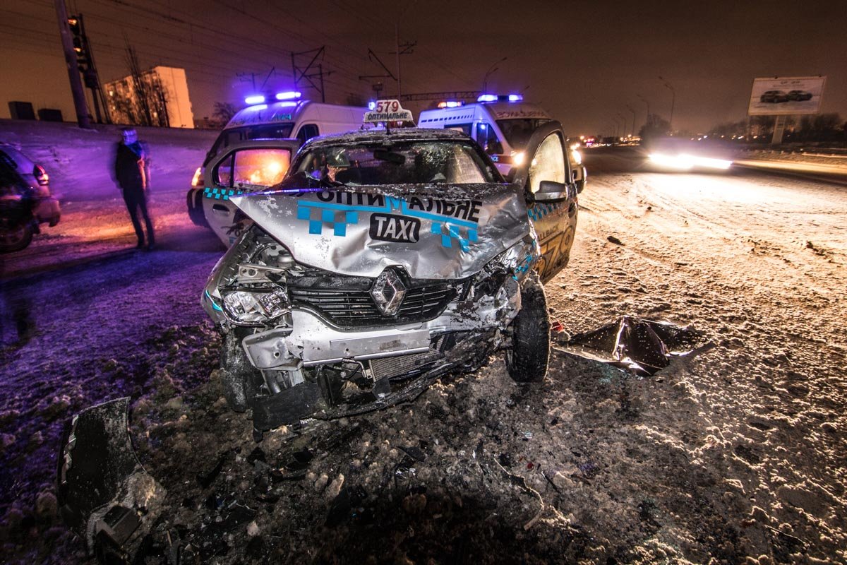 Из-за столкновения у Renault полностью разбита передняя часть корпуса