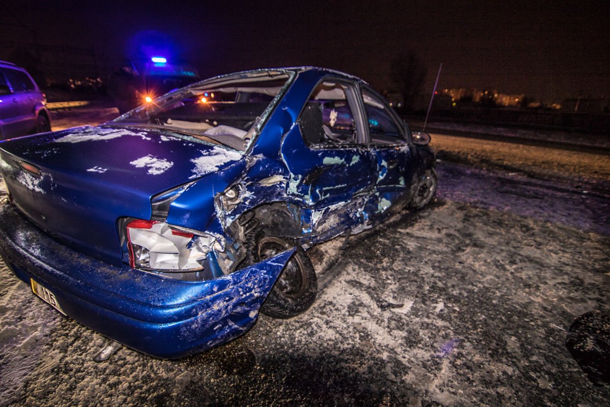 Автомобиль Daewoo, который двигался в сторону центра, врезался в автомобиль такси Renault