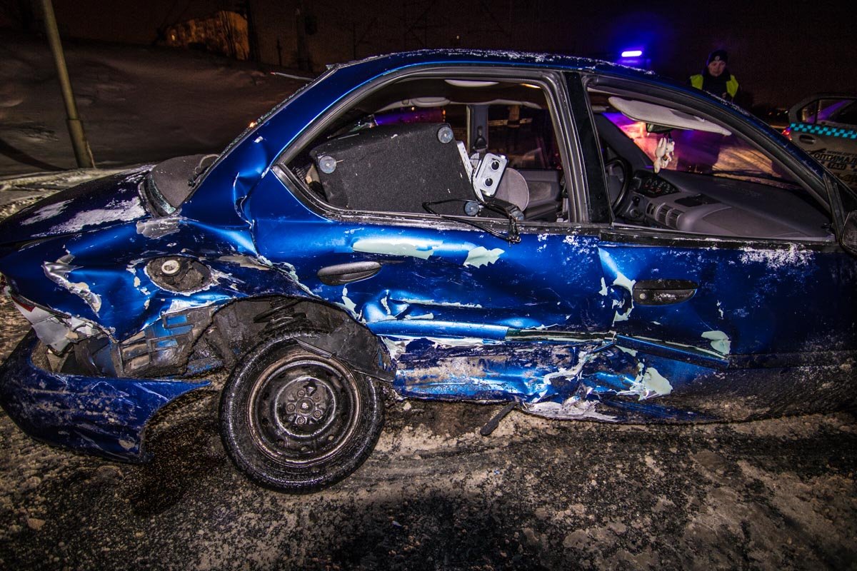 Больше всего досталось Renault - машину закрутило на дороге из-за гололеда