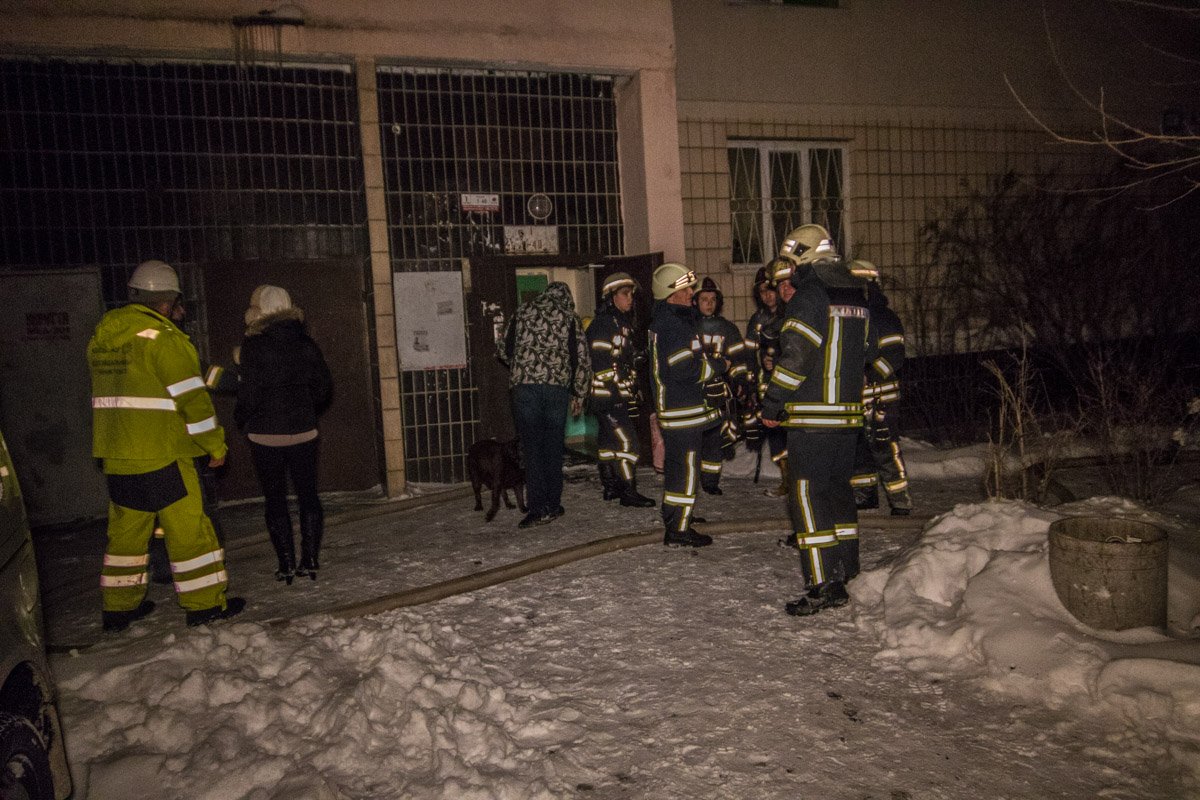 В результате пожара многих жильцов эвакуировали