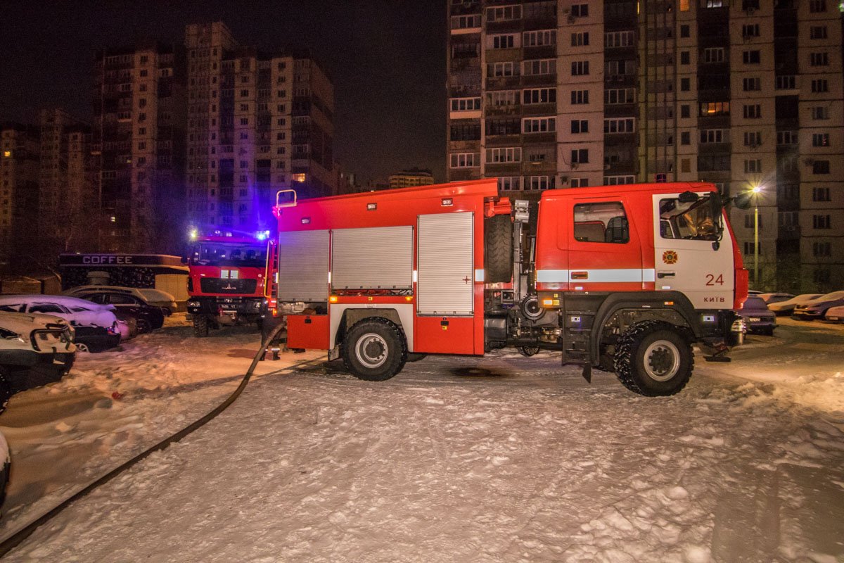 К месту возгорания приехали несколько пожарных машин