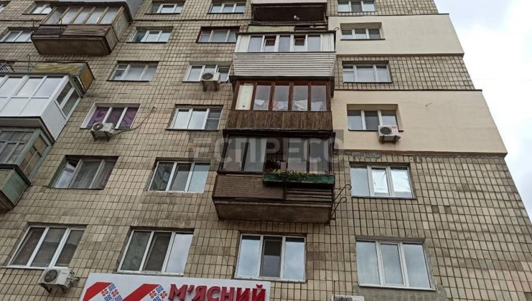 В Киеве женщина с ребенком выпала с девятого этажа 3