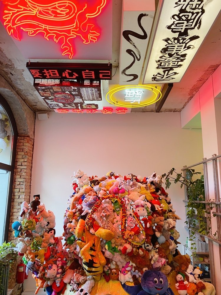 Halloween 2020: как популярный ресторан Киева украсили мусором 1