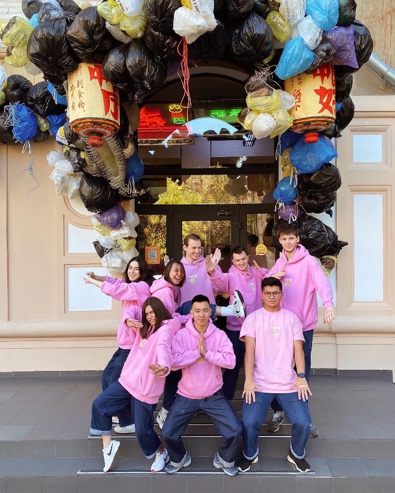 Halloween 2020: как популярный ресторан Киева украсили мусором 2