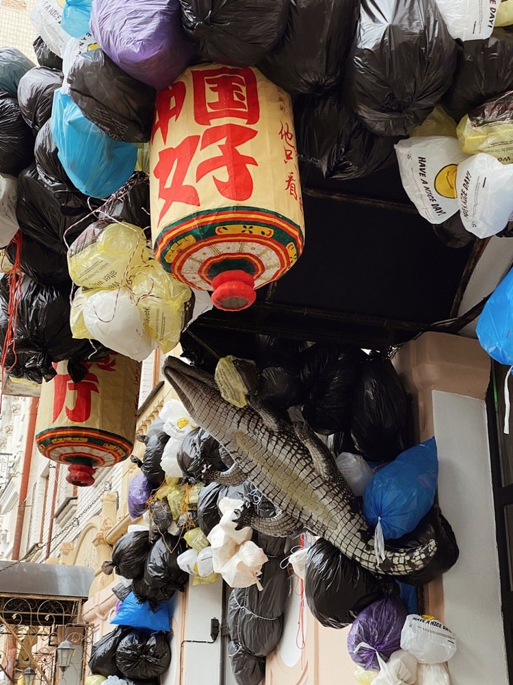 Halloween 2020: как популярный ресторан Киева украсили мусором 3