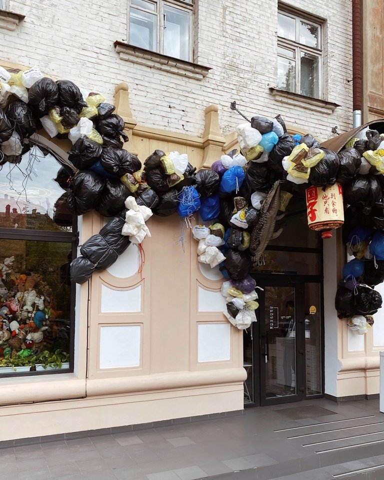 Halloween 2020: как популярный ресторан Киева украсили мусором 4