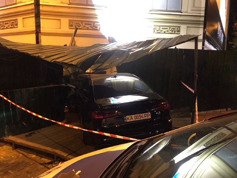 В Киеве на Золотых воротах автомобиль Audi сбил пешехода на тротуаре и влетел в дом 1