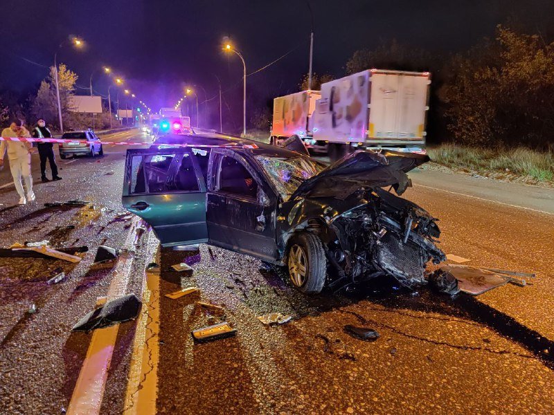 В Киеве на Заболотного Volkswagen влетел в грузовик: от легковушки осталась груда металлолома 1