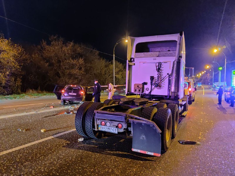 В Киеве на Заболотного Volkswagen влетел в грузовик: от легковушки осталась груда металлолома 2