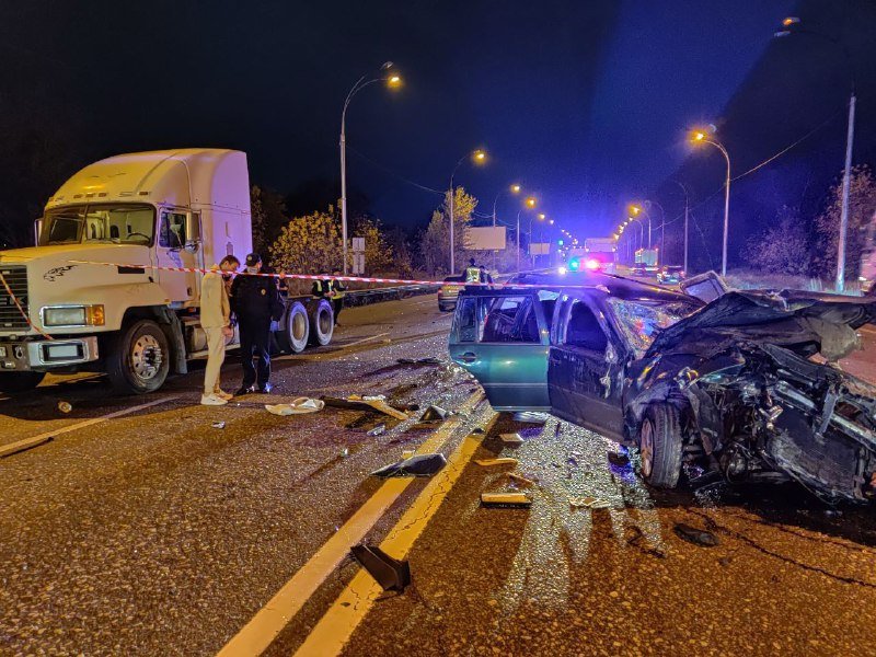 В Киеве на Заболотного Volkswagen влетел в грузовик: от легковушки осталась груда металлолома 3