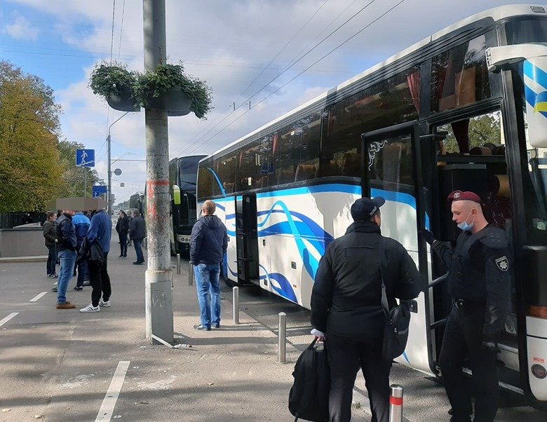 В Киеве задержали два автобуса с жителями Житомирской области, которые приехали голосовать в столицу 1
