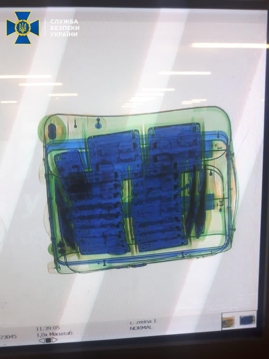В аэропорту "Борисполь" мужчина пытался нелегально ввезти в Украину партию iРhone 12 на более 1 млн гривен 1