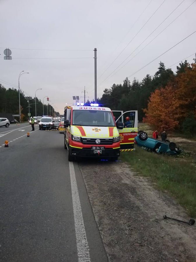На трассе Киев-Обухов спасатели освободили из искореженных автомобилей 8 человек, двух госпитализировали 1