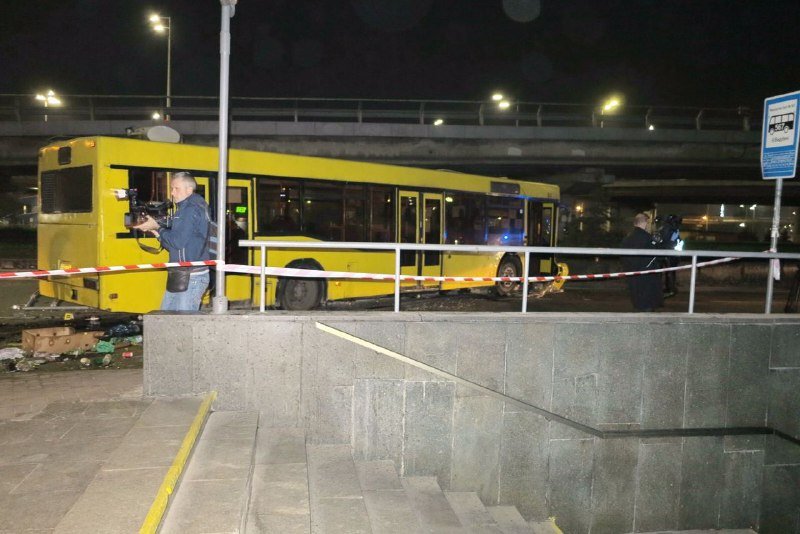 В Киеве на Выдубычах автобус насмерть сбил пешеходов и разгромил МАФ: новые подробности ДТП 1