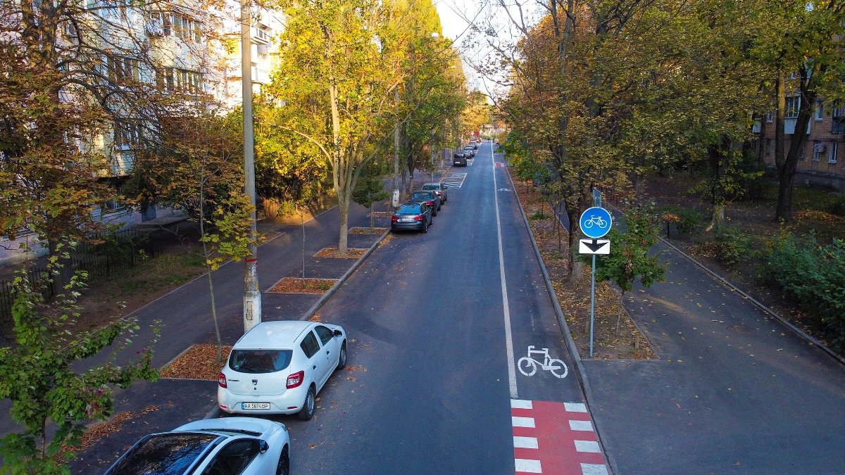 В Киеве продолжают расширять велоинфраструктуру: еще на одной улице появилась велодорожка 4
