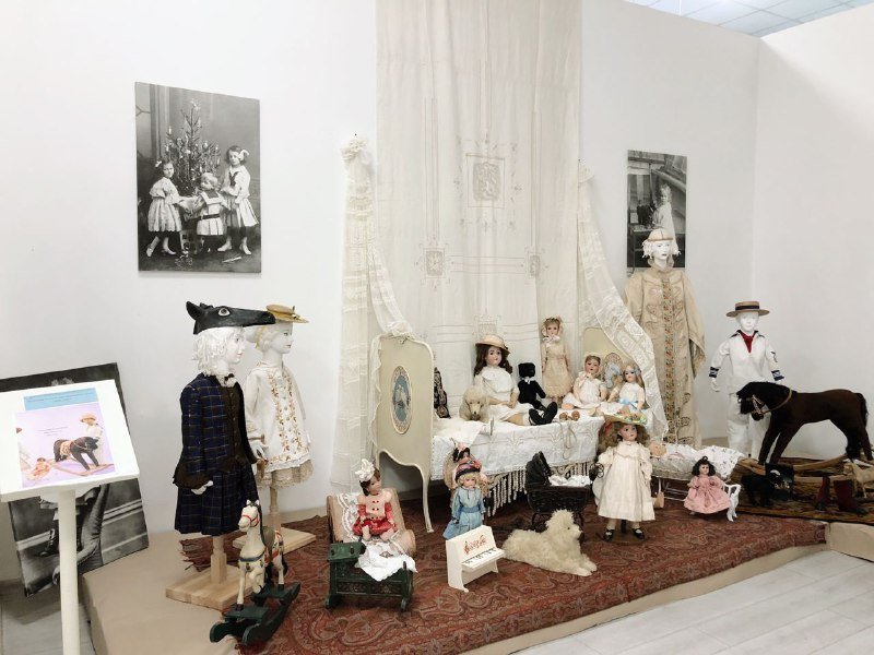 В Киеве открылась бесплатная уникальная выставка истории моды с платьями времен Пушкина и Гоголя: где и график работы 3