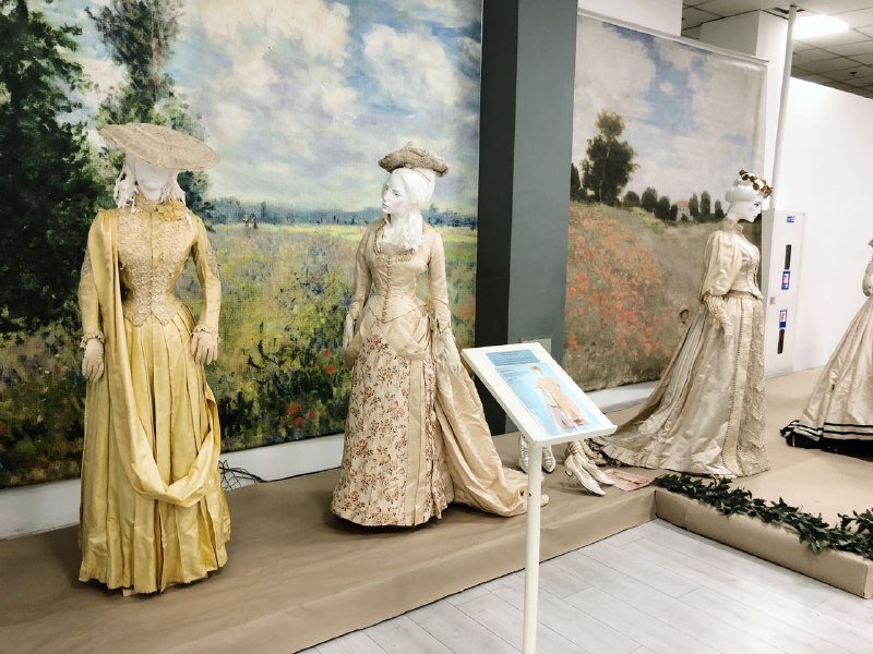 В Киеве открылась бесплатная уникальная выставка истории моды с платьями времен Пушкина и Гоголя: где и график работы 4