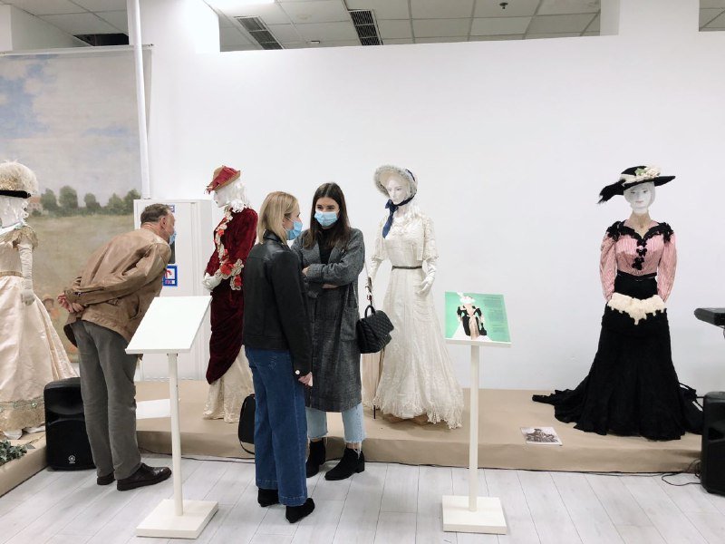 В Киеве открылась бесплатная уникальная выставка истории моды с платьями времен Пушкина и Гоголя: где и график работы 5