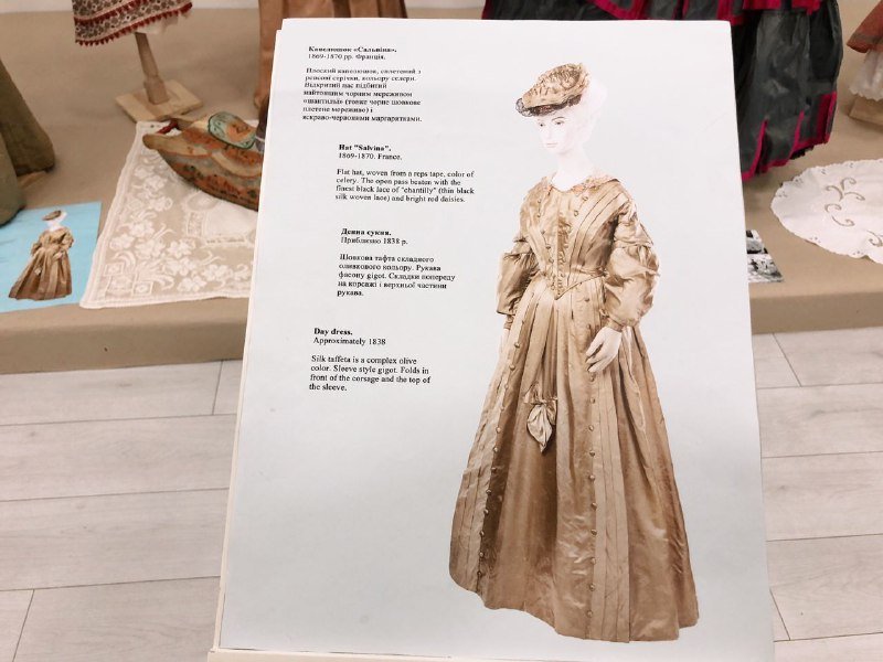 В Киеве открылась бесплатная уникальная выставка истории моды с платьями времен Пушкина и Гоголя: где и график работы 8