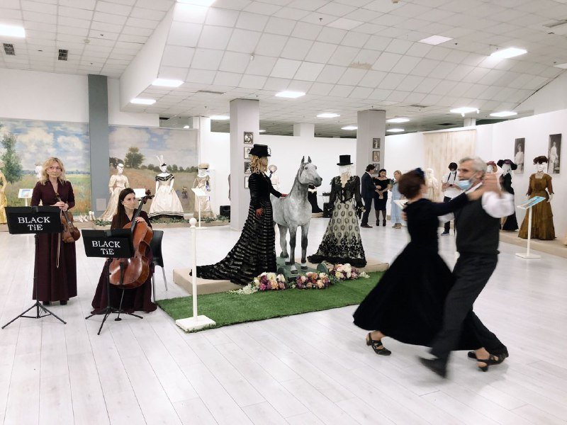 В Киеве открылась бесплатная уникальная выставка истории моды с платьями времен Пушкина и Гоголя: где и график работы 9