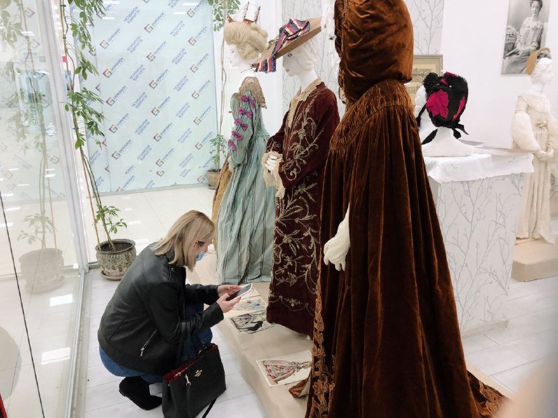 В Киеве открылась бесплатная уникальная выставка истории моды с платьями времен Пушкина и Гоголя: где и график работы 10
