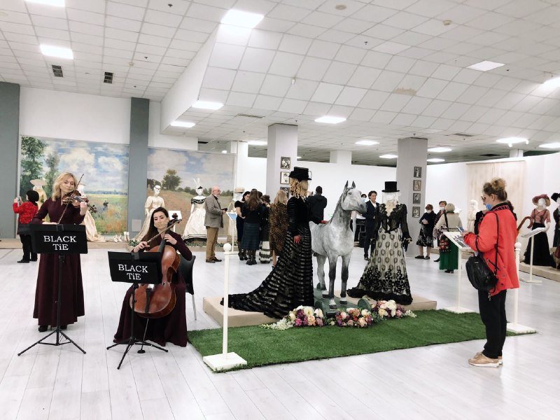 В Киеве открылась бесплатная уникальная выставка истории моды с платьями времен Пушкина и Гоголя: где и график работы 11