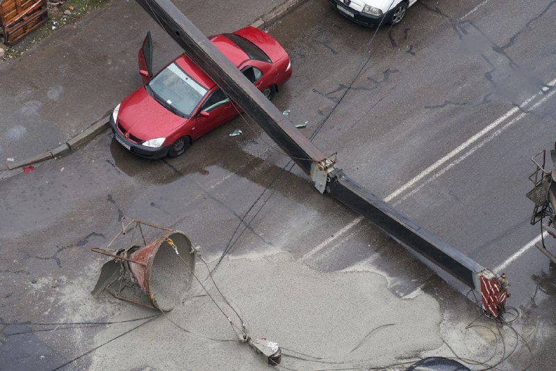 В Киеве строительный кран упал на проезжую часть и припаркованные авто: движение перекрыто 1