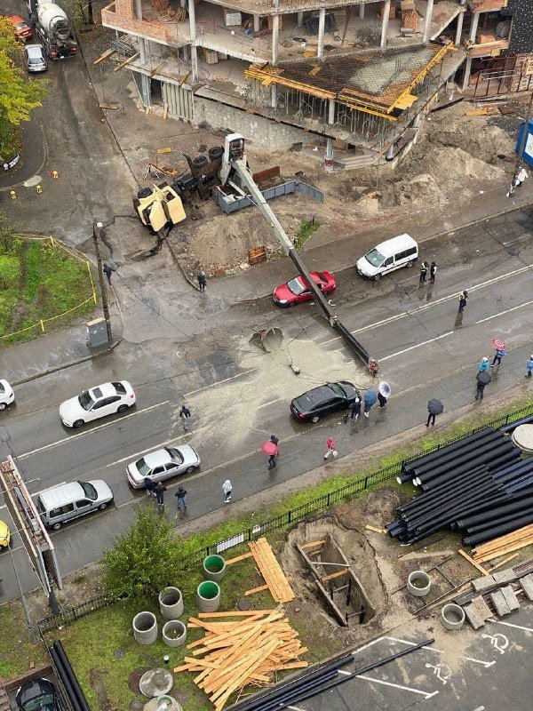 В Киеве строительный кран упал на проезжую часть и припаркованные авто: движение перекрыто 2