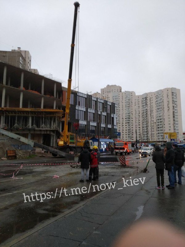В Киеве строительный кран упал на проезжую часть и припаркованные авто: движение перекрыто 3