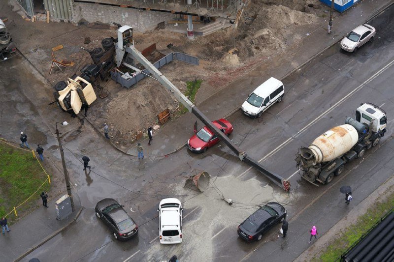 В Киеве строительный кран упал на проезжую часть и припаркованные авто: движение перекрыто 4