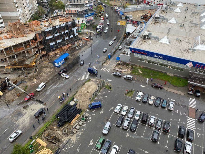 В Киеве строительный кран упал на проезжую часть и припаркованные авто: движение перекрыто 5